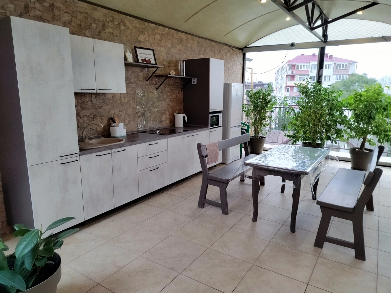 летняя кухня на территории гостевого дома в Сочи
